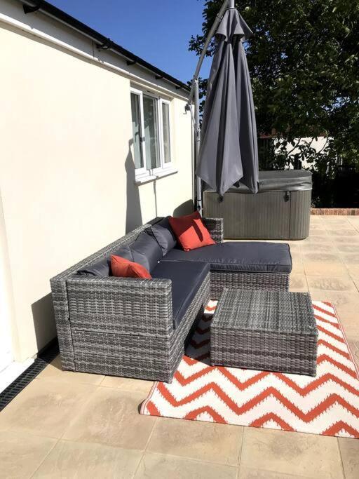 Lovely Two Bedroom Bungalow With Hot Tub Yeovil Exteriér fotografie