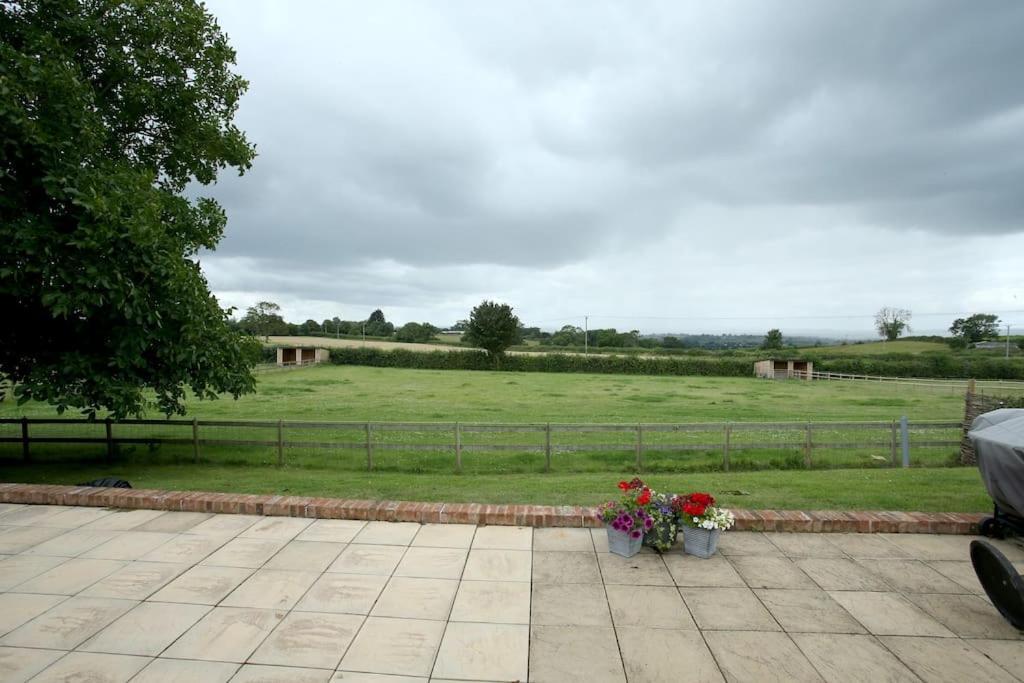 Lovely Two Bedroom Bungalow With Hot Tub Yeovil Exteriér fotografie