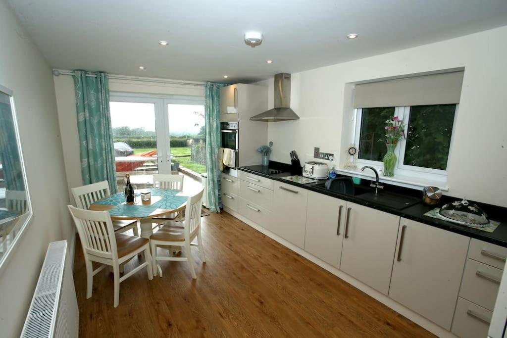 Lovely Two Bedroom Bungalow With Hot Tub Yeovil Exteriér fotografie