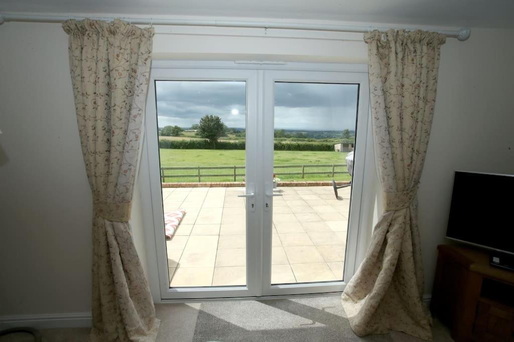 Lovely Two Bedroom Bungalow With Hot Tub Yeovil Exteriér fotografie