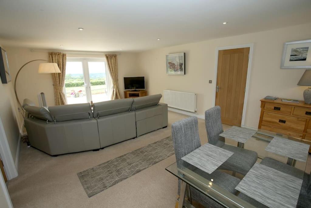 Lovely Two Bedroom Bungalow With Hot Tub Yeovil Exteriér fotografie