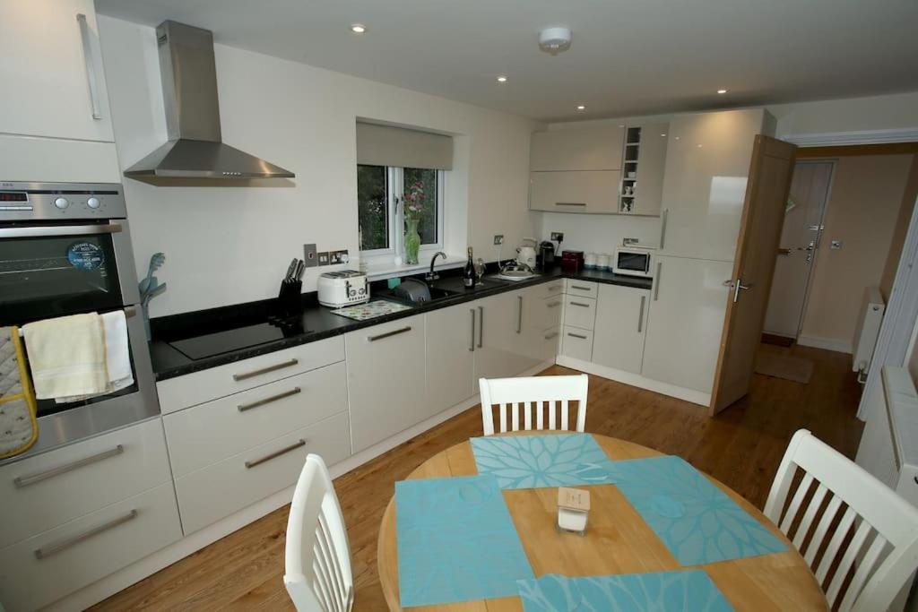 Lovely Two Bedroom Bungalow With Hot Tub Yeovil Exteriér fotografie